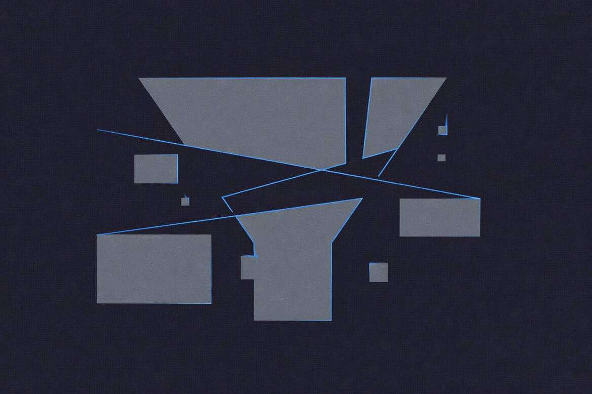 Forme geometriche asimmetriche e linee intersecanti su sfondo navy: rappresentazione visiva del bias nei sistemi di intelligenza artificiale e della distorsione algoritmica