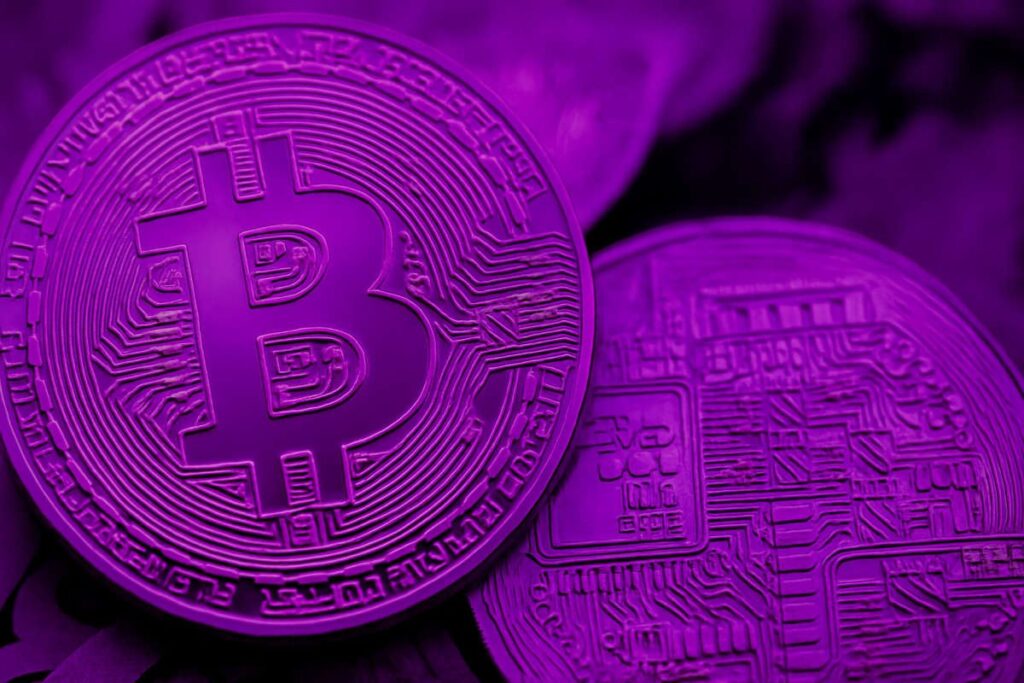 Monete Bitcoin color viola che rappresentano il concetto di stablecoin e criptovalute digitali.