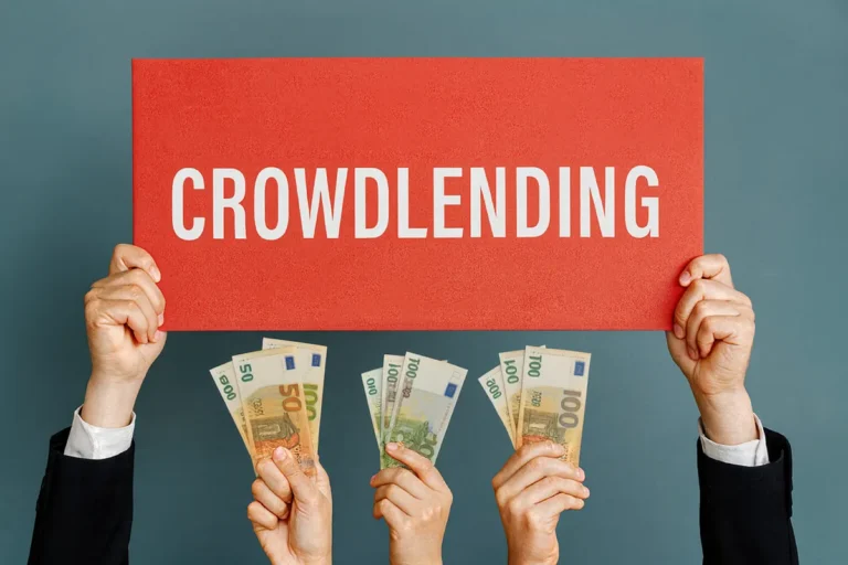 crowdlending cartello rosso sollevato e mani che mostrano banconote