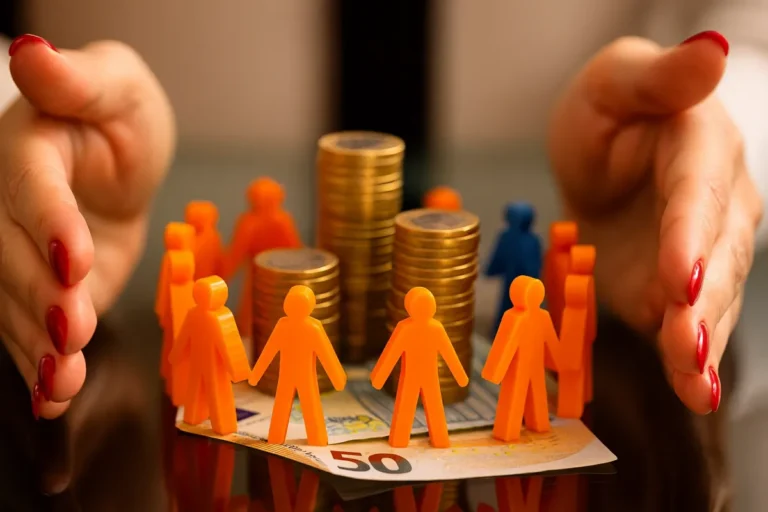 crowdlending regolamentato figure arancioni, monete ed euro protetti da mani femminili