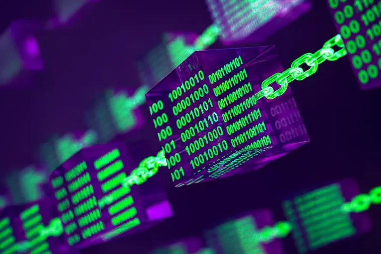 La blockchain come nuovo garante della fiducia assicurativa: rappresentazione astratta di blocchi digitali collegati da catene verdi e viola.